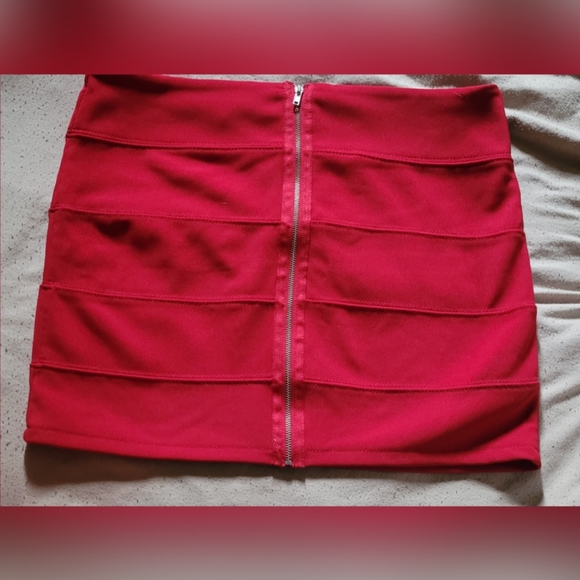 Red zip mini skirt - Picture 3 of 3
